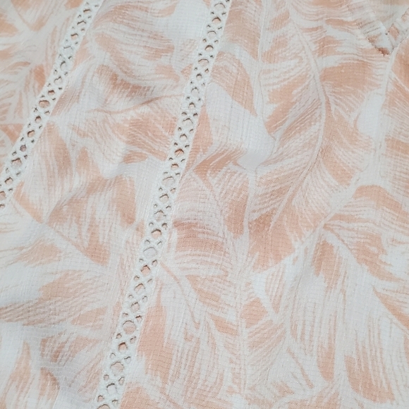 ELIZABETH & James Peach Floral Lattice Lace Ruched Mock Neck V-neck Blouse Small - Picture 5 of 10